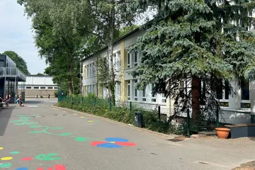 Der Schulhof der Schule mit Bodenmalerei